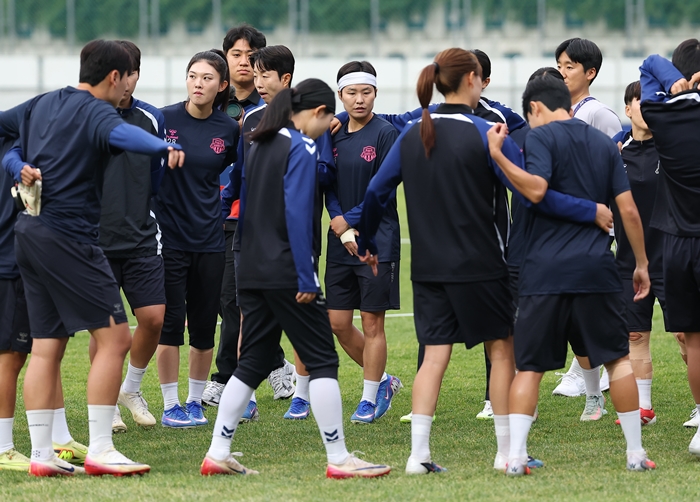 ▲ 아시아축구연맹(AFC) 여자 챔피언스리그(AWCL) 4강 토너먼트에 출전하는 수원FC 위민 선수들이 19일 수원 팔달구 수원월드컵경기장 보조경기장에서 각오를 다지고 있다. ⓒ연합뉴스