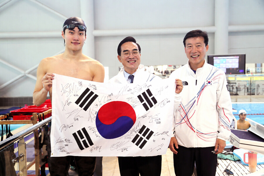 지난 5월 8일 국가대표선수촌을 방문한 박홍근 기획예산처 장관(가운데). 내년에는 국민체육기금이 '체육 발전'을 위해 쓰일 수 있을까. ⓒ대한체육회