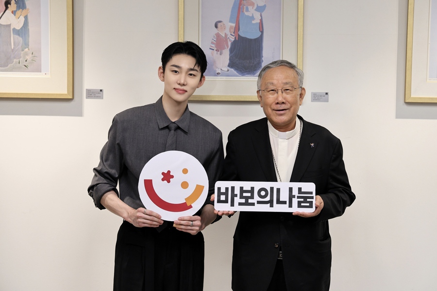 ▲ 서범준과 바보의나눔 이사장 구요비 주교. 제공|천주교 서울대교구 홍보위원회