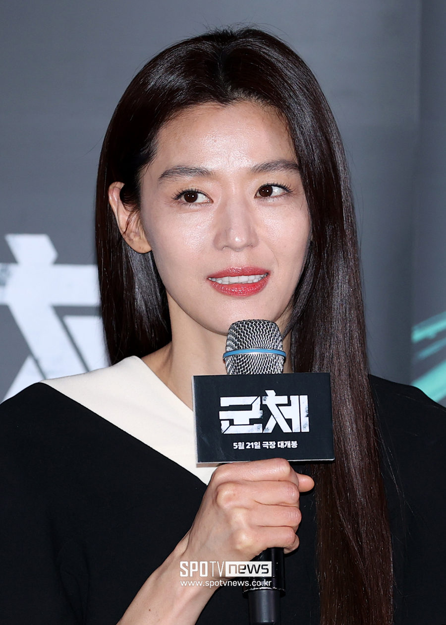 '군체' 전지현 "액션 실력 절제…교수라 너무 잘할 수 없어 고민"