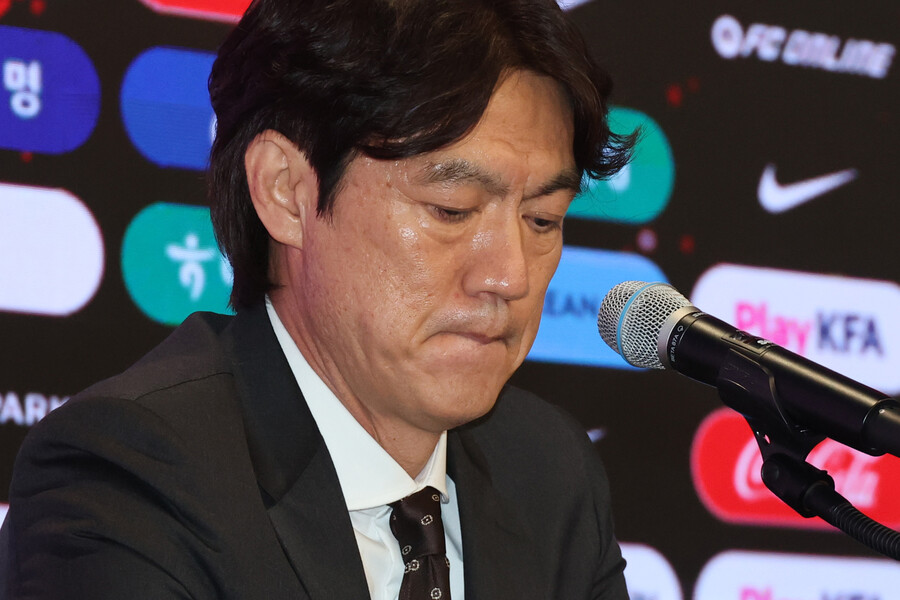 ▲ 일각에선 김태현의 월드컵 선발 가능성을 점친다. 북중미 대회에서 홍명보(사진) 한국 축구대표팀 감독이 백3를 가동할 경우 김민재 왼쪽 스토퍼로는 이한범, 포백을 택한다면 김태현을 기용할 것이란 분석이 힘을 얻고 있다. 김태현은 우선 멕시코, 체코, 남아프리카공화국과 맞붙는 조별리그 통과에 온 신경을 집중하겠단 뜻을 밝혔다. ⓒ 연합뉴스