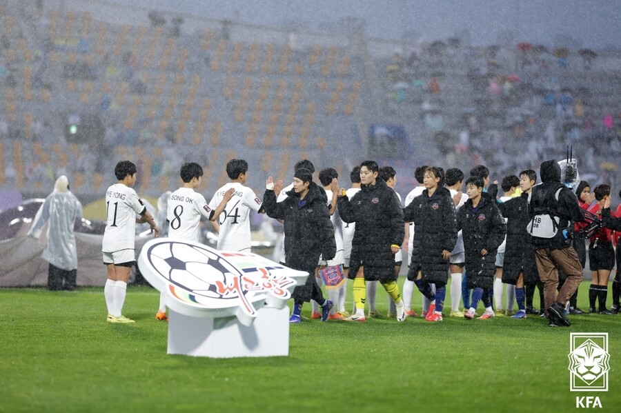 ▲ 20일 수원 장안구 수원종합운동장에서 열린 아시아축구연맹(AFC) 여자 챔피언스리그(AWCL) 4강 수원FC 위민과 내고향여자축구단의 경기. 양 팀 선수들이 경기 전 인사하고 있다.  ⓒ 대한축구협회