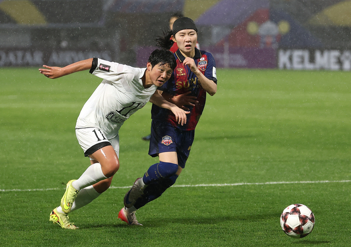 ▲ 20일 수원 장안구 수원종합운동장에서 열린 아시아축구연맹(AFC) 여자 챔피언스리그(AWCL) 4강 수원FC 위민과 내고향여자축구단의 경기가 한창이다.  ⓒ 연합뉴스
