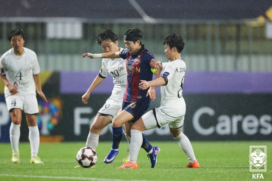▲ 20일 수원 장안구 수원종합운동장에서 열린 아시아축구연맹(AFC) 여자 챔피언스리그(AWCL) 4강 수원FC 위민과 내고향여자축구단의 경기가 한창이다.  ⓒ 대한축구협회