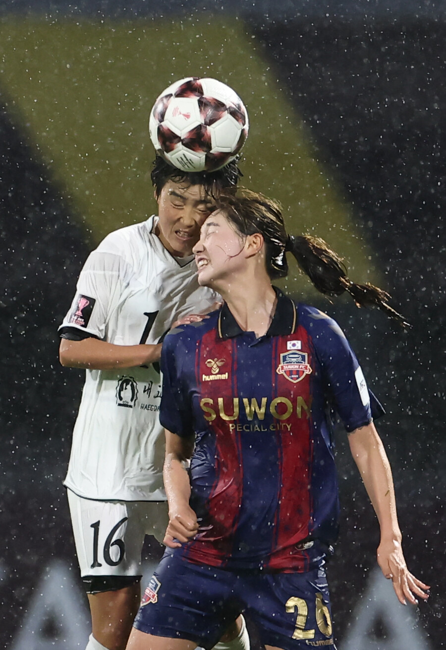 ▲  20일 수원 장안구 수원종합운동장에서 열린 아시아축구연맹(AFC) 여자 챔피언스리그(AWCL) 4강 수원FC 위민과 내고향여자축구단의 경기. 수원FC가 아쉽게 결승 진출에 실패했다. ⓒ 연합뉴스