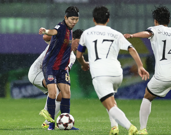 ▲  20일 수원 장안구 수원종합운동장에서 열린 아시아축구연맹(AFC) 여자 챔피언스리그(AWCL) 4강 수원FC 위민과 내고향여자축구단의 경기. 수원FC가 아쉽게 결승 진출에 실패했다. ⓒ 연합뉴스