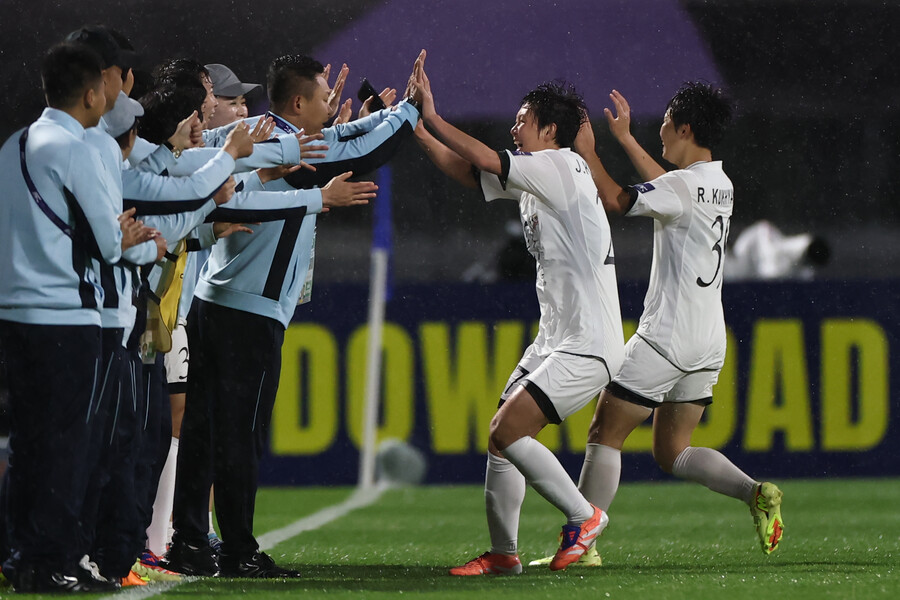 ▲  20일 수원 장안구 수원종합운동장에서 열린 아시아축구연맹(AFC) 여자 챔피언스리그(AWCL) 4강 수원FC 위민과 내고향여자축구단의 경기. 수원FC가 아쉽게 결승 진출에 실패했다. ⓒ 연합뉴스