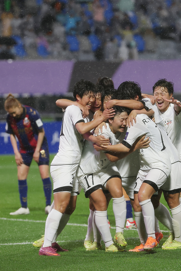▲  20일 수원 장안구 수원종합운동장에서 열린 아시아축구연맹(AFC) 여자 챔피언스리그(AWCL) 4강 수원FC 위민과 내고향여자축구단의 경기. 수원FC가 아쉽게 결승 진출에 실패했다. ⓒ 연합뉴스