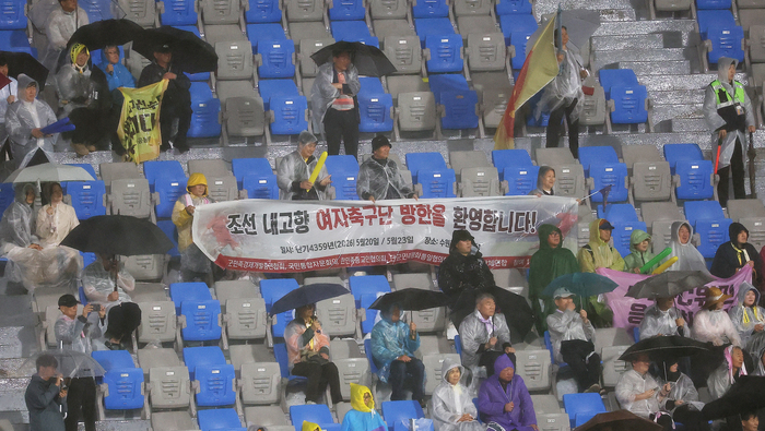 ▲ 20일 수원 장안구 수원종합운동장에서 열린 아시아축구연맹(AFC) 여자 챔피언스리그(AWCL) 4강 수원FC 위민과 내고향여자축구단의 경기. 여자축구 공동응원단이 응원하고 있다. ⓒ 연합뉴스