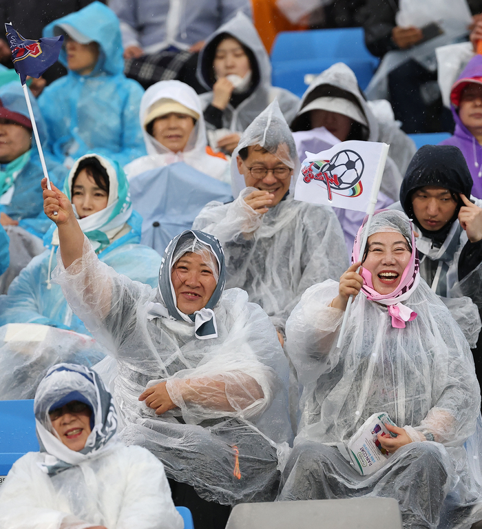 ▲ 20일 수원 장안구 수원종합운동장에서 열린 아시아축구연맹(AFC) 여자 챔피언스리그(AWCL) 4강 수원FC 위민과 내고향여자축구단의 경기. 여자축구 공동응원단이 응원하고 있다. ⓒ 연합뉴스