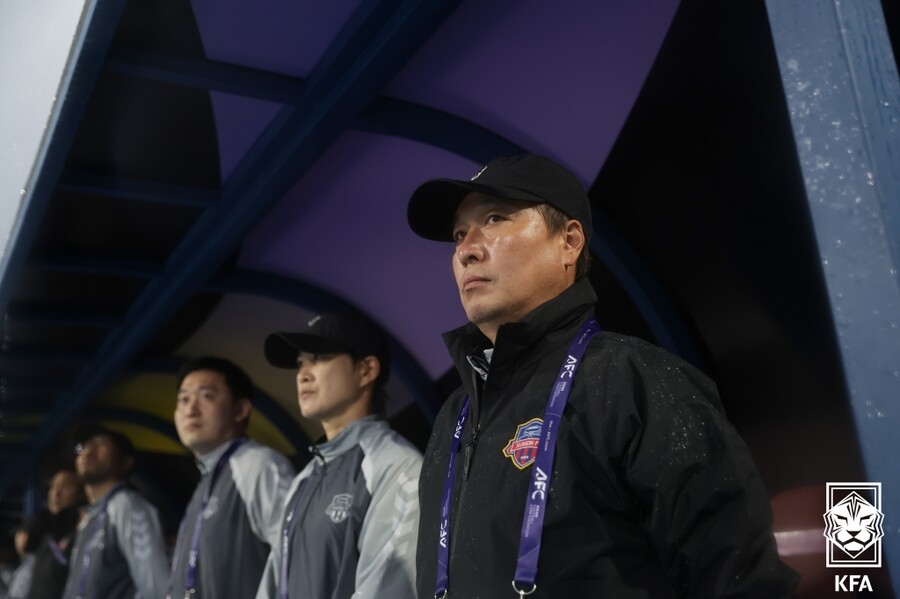 ▲ 20일 수원 장안구 수원종합운동장에서 열린 아시아축구연맹(AFC) 여자 챔피언스리그(AWCL) 4강 수원FC 위민과 내고향여자축구단의 경기에서  수원FC 박길영 감독이 지휘하고 있다. ⓒ 대한축구협회