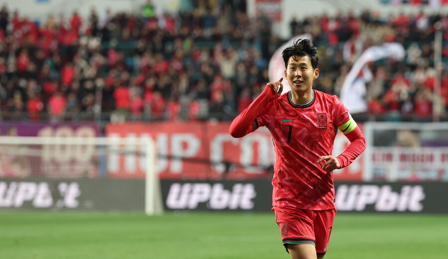 ▲ 다음 달 11일 개막하는 북중미 월드컵을 기다리는 축구 팬을 향한 메시지도 건넸다. 한국 축구대표팀 주장으로 월드컵 피치를 밟을 예정인 손흥민은 “망설이지 말고 꼭 보시라” 힘줘 말했다. “안 보고 후회하지 않으셨음 좋겠다. 그러면 또 4년을 기다려야 한다”면서 “(홍명보호엔) 정말 뛰어난 차세대 선수가 많다. 꼭 지켜봐야 하고 한국 대표팀도 많이 응원과 격려 부탁드린다"며 팬들 기대에 부응하는 야무진 팀 경기력을 공약했다. ⓒ 연합뉴스