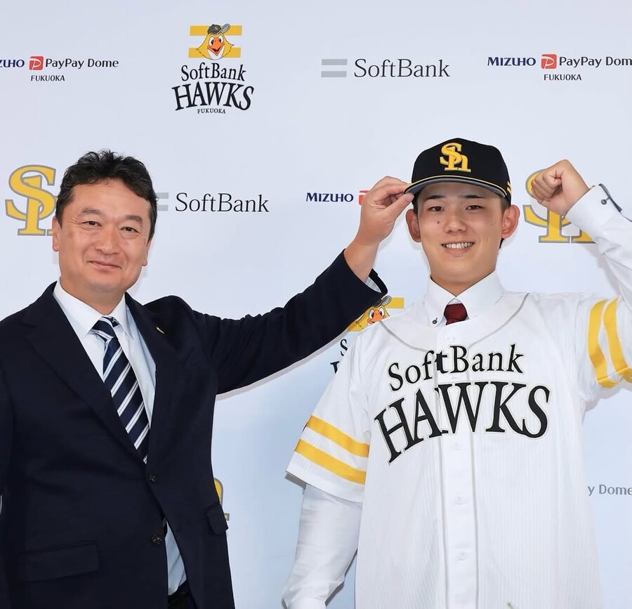 '日 최초' 韓 태극마크 달았던 154km 파이어볼러, 감격의 NPB 복귀→소프트뱅크 입단