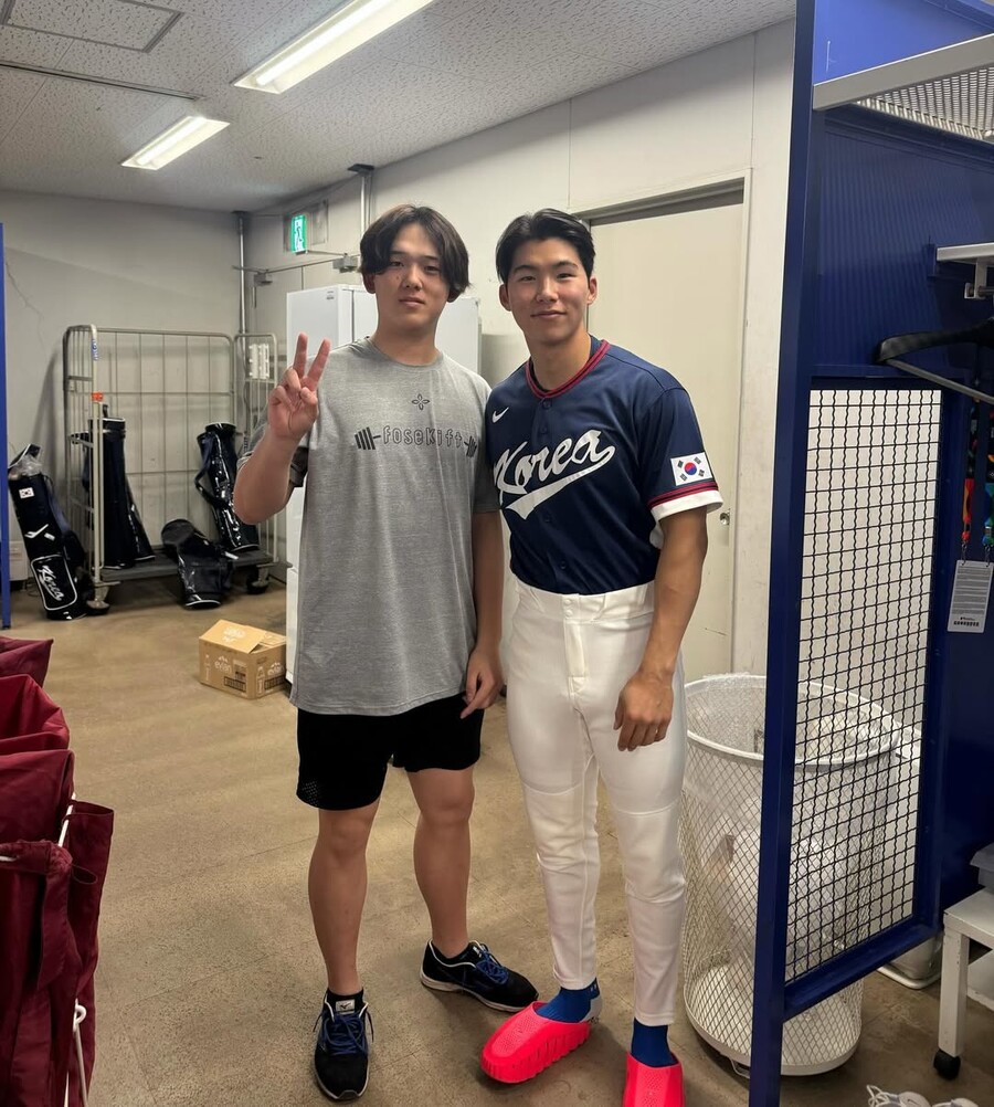 ▲ 월드베이스볼클래식(WBC)에서 한국 대표팀으로 평가전을 치른 뒤 김혜성(LA 다저스)와 기념 사진을 찍은 코바야시 타츠토 ⓒ코바야시 타츠토 SNS