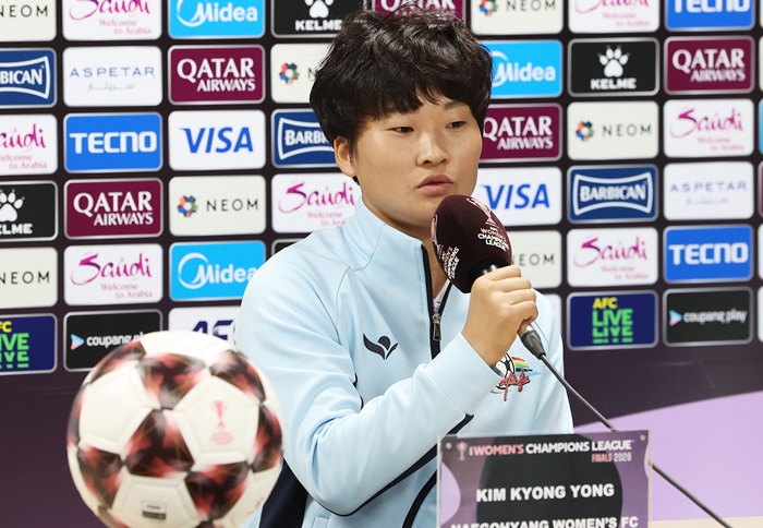 ▲ 22일 경기도 수원종합운동장에서 열린 아시아축구연맹(AFC) 여자 챔피언스리그(AWCL) 결승 기자회견에서 내고향여자축구단 김경영 선수가 취재진 질문에 답하고 있다.  ⓒ연합뉴스