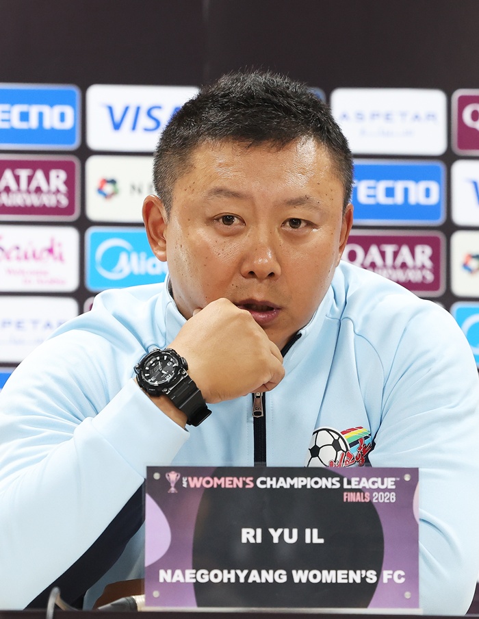 ▲ 22일 경기도 수원종합운동장에서 열린 아시아축구연맹(AFC) 여자 챔피언스리그(AWCL) 결승 기자회견에서 내고향여자축구단 리유일 감독이 질문을 듣고 있다.  ⓒ연합뉴스