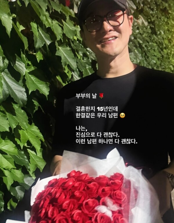 ▲ 꽃다발을 들고 있는 김원효. 출처| 공식 SNS