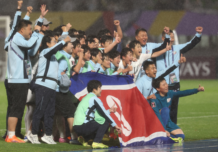 ▲  20일 수원 장안구 수원종합운동장에서 열린 아시아축구연맹(AFC) 여자 챔피언스리그(AWCL) 4강 에서 수원FC 위민에 승리한 내고향여자축구단이 경기 후 인공기를 들고 환호하고 있다. ⓒ 연합뉴스