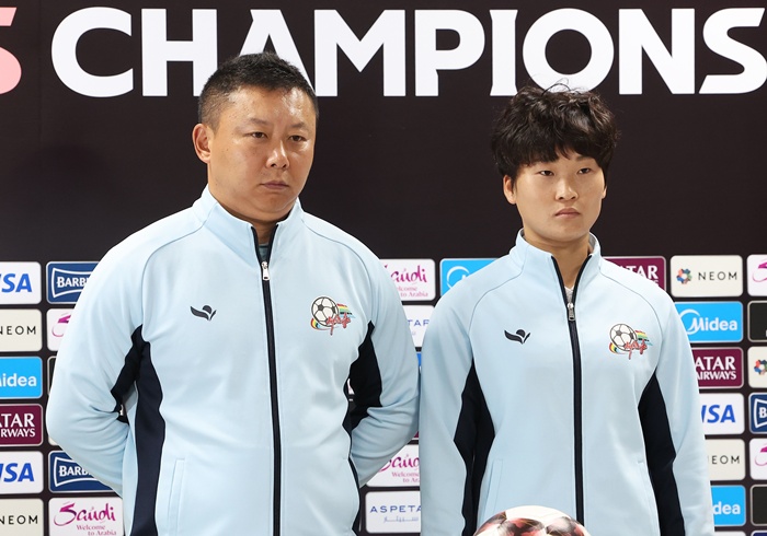 ▲ 22일 경기도 수원종합운동장에서 열린 아시아축구연맹(AFC) 여자 챔피언스리그(AWCL) 결승 기자회견에서 내고향여자축구단 리유일 감독과 김경영 선수가 포즈를 취하고 있다. ⓒ연합뉴스