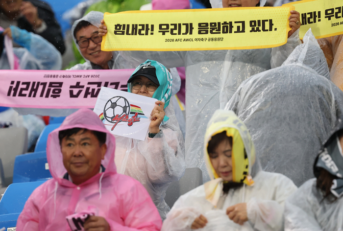 ▲ 20일 수원 장안구 수원종합운동장에서 열린 아시아축구연맹(AFC) 여자 챔피언스리그(AWCL) 4강 수원FC 위민과 내고향여자축구단의 경기. 여자축구 공동응원단이 응원하고 있다. ⓒ 연합뉴스