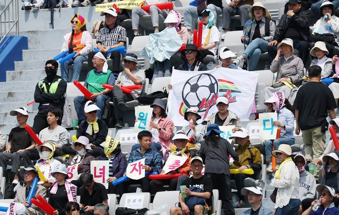 [SPO 현장] 韓 축구 응원가 '오~필승 코리아'가 '오~필승 내고향'으로...한국 땅을 북한 홈으로 만든 '3억 공동응원단' → 내고향 힘 받아 골 폭발!
