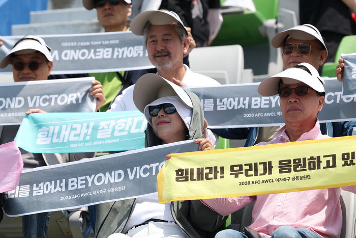 ▲ 23일 수원 장안구 수원종합운동장에서 열린 아시아축구연맹(AFC) 여자 챔피언스리그(AWCL) 결승 내고향여자축구단과 도쿄 베르디 벨레자의 경기. 경기 시작 전 응원단이 내고향을 응원하고 있다. ⓒ연합뉴스