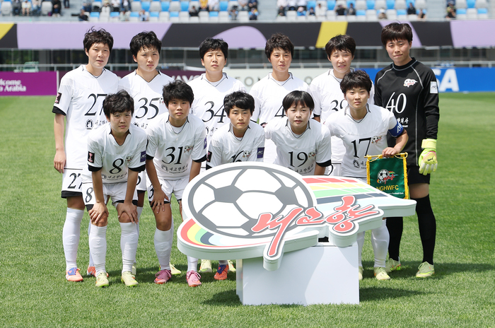 ▲ 23일 수원 장안구 수원종합운동장에서 열린 아시아축구연맹(AFC) 여자 챔피언스리그(AWCL) 결승 내고향여자축구단과 도쿄 베르디 벨레자의 경기. 내고향 선수들이 기념촬영하고 있다.  ⓒ연합뉴스