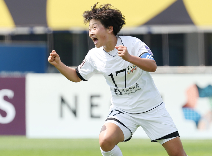 ▲ 23일 수원 장안구 수원종합운동장에서 열린 아시아축구연맹(AFC) 여자 챔피언스리그(AWCL) 결승 내고향여자축구단과 도쿄 베르디 벨레자의 경기. 내고향 김경영이 골을 넣고 포효하고 있다.  ⓒ연합뉴스