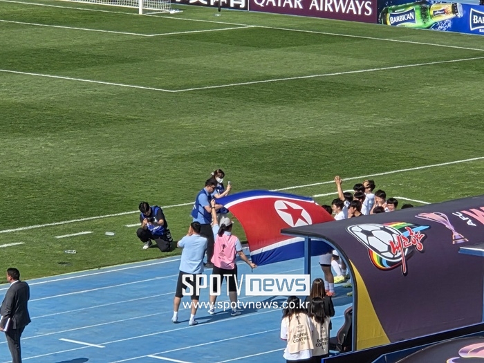 ▲ 23일 수원 장안구 수원종합운동장에서 열린 아시아축구연맹(AFC) 여자 챔피언스리그(AWCL) 결승 내고향여자축구단과 도쿄 베르디 벨레자의 경기. 내고향 우승 뒤 국기를 들고 환호하고 있다. 