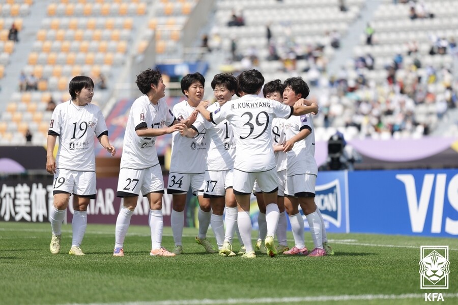 ▲ 23일 수원 장안구 수원종합운동장에서 열린 아시아축구연맹(AFC) 여자 챔피언스리그(AWCL) 결승 내고향여자축구단과 도쿄 베르디 벨레자의 경기. 내고향 선수들이 기뻐하고 있다.  ⓒ연합뉴스