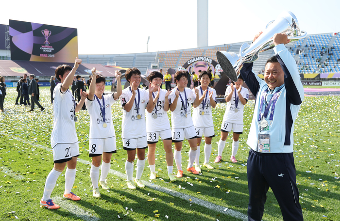 ▲ 23일 수원 장안구 수원종합운동장에서 열린 아시아축구연맹(AFC) 여자 챔피언스리그(AWCL) 결승 내고향여자축구단과 도쿄 베르디 벨레자의 경기. 우승한 내고향 리유일 감독이 우승컵을 들어올리고 있다. ⓒ연합뉴스