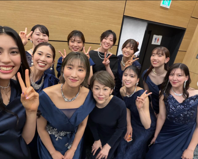 ▲ 올 시즌 소속팀을 일본 여자배구 SV리그 정상으로 이끈 '신예 아웃사이드 히터' 기타마도 아야네(왼쪽에서 셋째)가 눈부신 드레스 자태로 열도 관심을 한몸에 받았다. ⓒ 기타마도 아야네 SNS