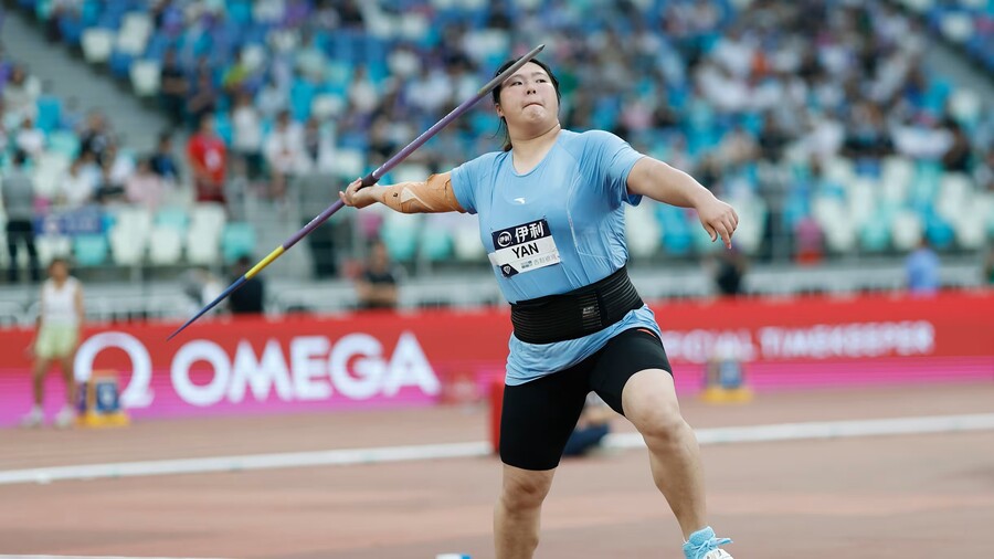 ▲ 옌쯔이(사진)가 꽂은 71m74는 다이아몬드리그 신기록이자 여자 U-20 세계 신기록이다. 세계기록과도 불과 54cm밖에 차이가 나지 않는다. 현재 세계기록은 체코의 ‘전설’ 바르보라 스포타코바가 2008년 9월에 세운 72m28이다. 레전드 스포타코바가 최전성기인 27살에 세운 기록을 10대 신예가 바투 추격한 셈이다.  ⓒ '올림픽스닷컴' 홈페이지