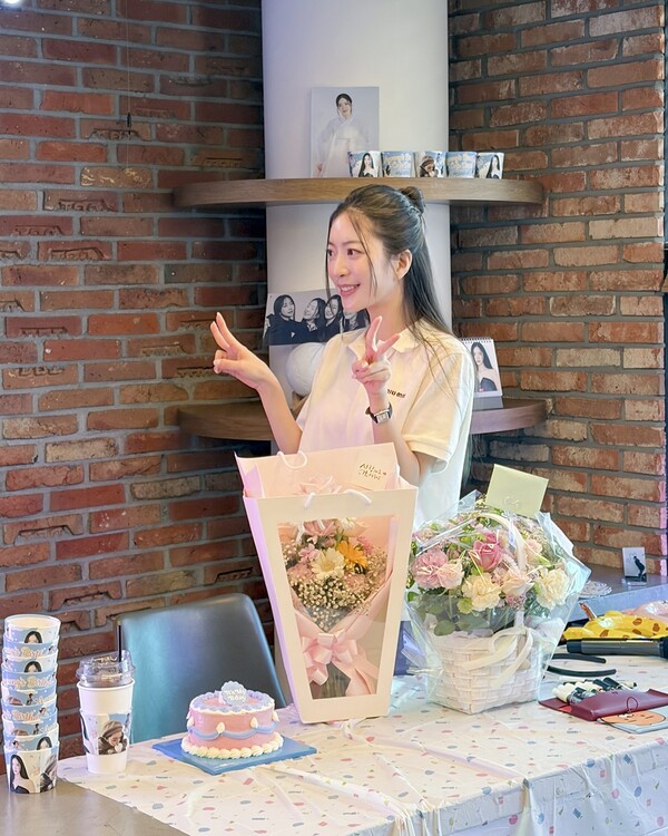 ▲ 조아영이 팬들이 마련해준 생일카페에서 특별한 하루를 보냈다. 제공|토탈셋