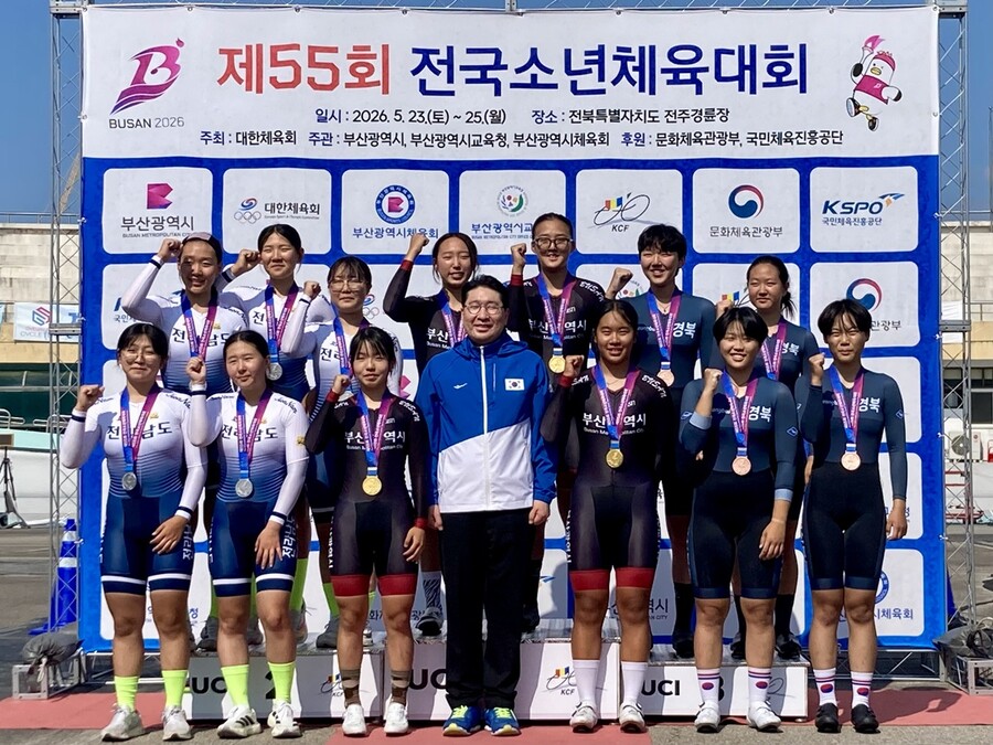 2026 아이치·나고야 아시아경기대회 대한민국 선수단장을 맡고 있는 이상현 대한사이클연맹 회장이 제55회 전국소년체육대회 기간 전주 경륜장을 찾아 선수들과 관계자들을 격려했다. ⓒ대한사이클연맹