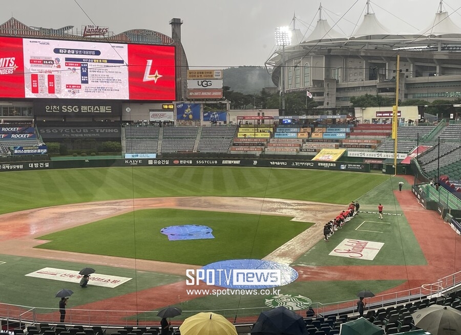 ▲ 26일 인천 SSG랜더스필드에서 열릴 예정이었던 SSG 랜더스와 삼성 라이온즈의 경기가 우천 취소됐다. ⓒ최원영 기자