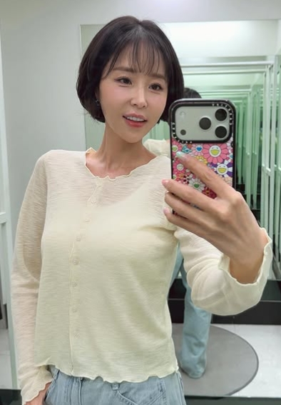 ▲ 신지가 한층 어려진 외모로 눈길을 끌었다.출처|신지 SNS