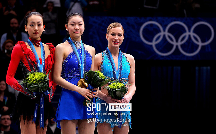 ▲ 현역 시절 김연아(사진 가운데) 라이벌로 은반을 누빈 일본 피겨스케이팅 여자 싱글 전설 아사다 마오(사진 맨 왼쪽)가 코치로서 새 삶을 시작한 소감을 전했다. “자식이 생긴 듯한 기분”이라며 지도자로 변신한 뒤 느끼는 특별한 감정을 솔직히 털어놨다.