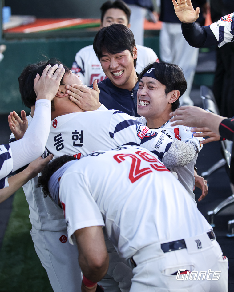 ▲ 5경기 만에 1군 데뷔 첫 홈런을 터뜨린 뒤 동료들에게 격하게 축하받고 있는 김동현 ⓒ롯데 자이언츠