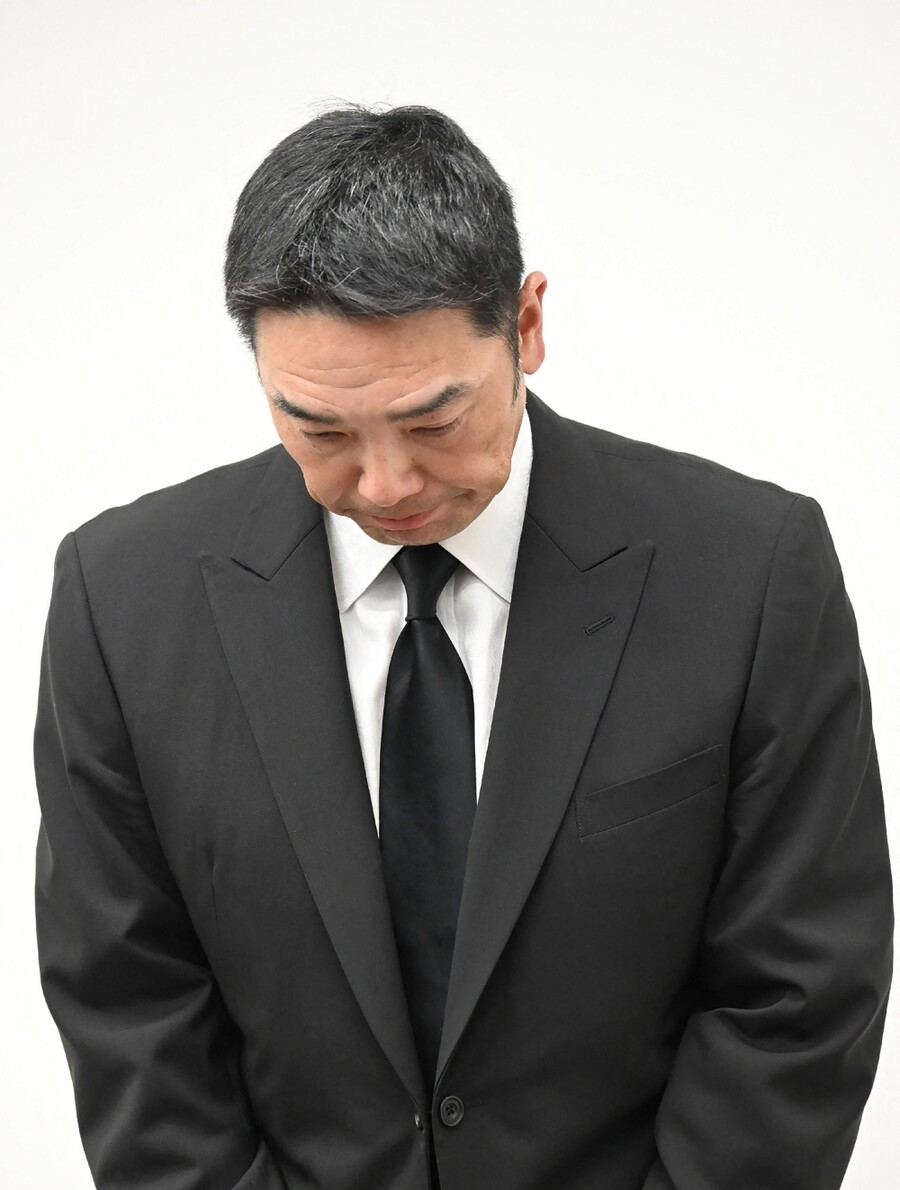 ▲ 딸 폭행 혐의로 요미우리 자이언츠 감독에서 사임한 아베 신노스케 감독이 취재진과 기자회견의 시간을 가지며 고개를 숙이고 있다. ⓒ연합뉴스/AFP통신