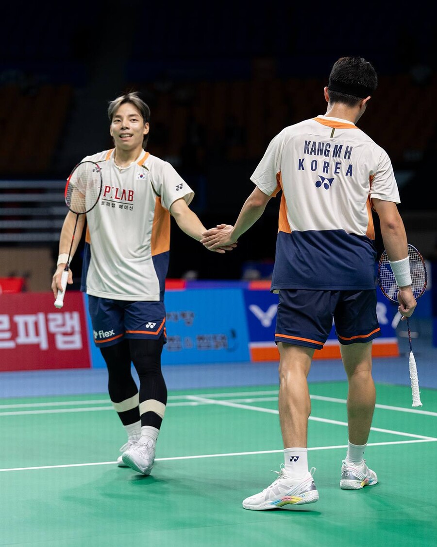 ▲ 남자 복식 세계랭킹 18위 강민혁(사진 오른쪽)-기동주(사진 왼쪽) 조가 분패했다. 중국이 자랑하는 남복 페어 왕창-량웨이컹과 64분에 이르는 혈전 끝에 1-2로 석패했다. 다만 2게임 패색이 짙은 상황에서 8연속 득점을 몰아치며 '대역전 활극'을 완성해 현지 중계진으로부터 "아름다운 뒤집기"란 찬사를 끌어냈다. ⓒ 'Thai Badminton Equipment News' SNS