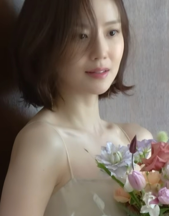 ▲ 다이어트에 성공한 문채원의 웨딩 촬영 현장이 일부 공개돼 시선을 모았다. 출처|유튜브 채널 '문채원'