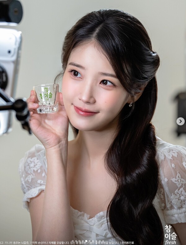 ▲ 주류 광고 촬영 중인 아이유.  출처 l 참이슬 SNS