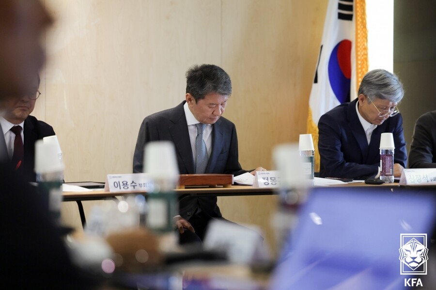 홍명보호, '정몽규 사퇴' 화상 미팅으로 들었다…"당황스럽지만 큰 동요 없다" 선수단도 따로 회의 "우리 할 일 소통"