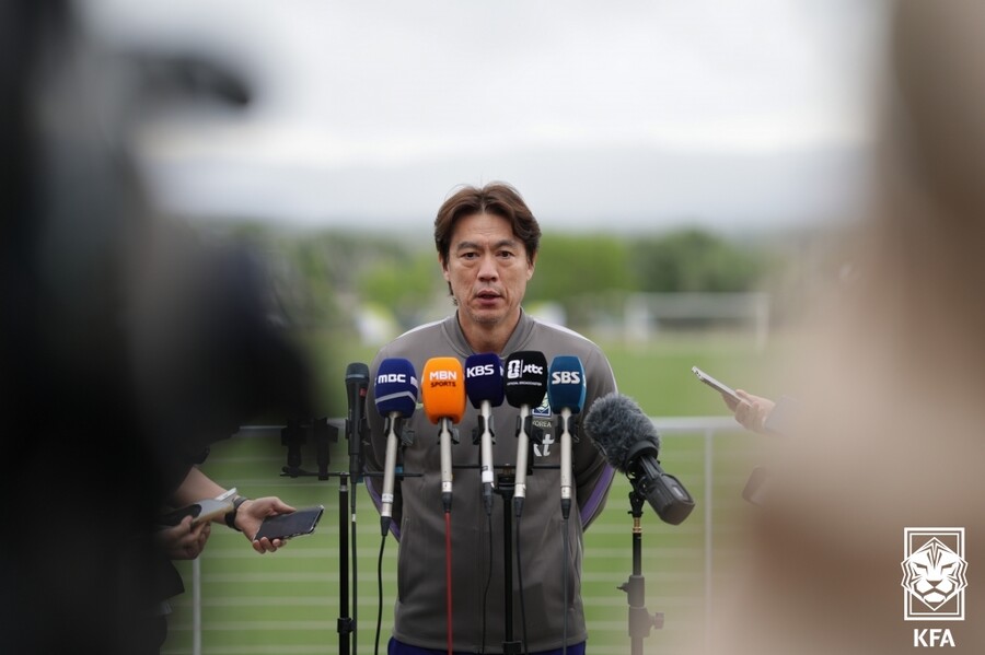 ▲ 30일 미국 유타 헤리만 자이언스뱅크 트레이닝센터에서 남자 축구대표팀이 트리니다드토바고와 친선전을 하루 앞두고 인터뷰에 응하고 있다. ⓒ 대한축구협회