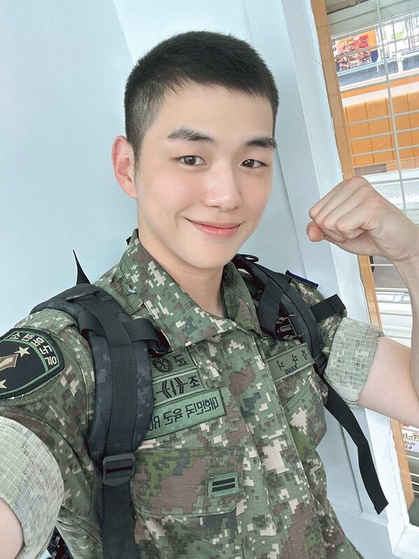 강다니엘, 군복 입어도 빛나는 비주얼...팬들 "이 정도면 화보"