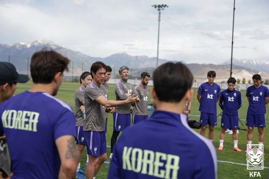 ▲ 26일 미국 유타 헤리만의 자이언스뱅크 트레이닝센터에서 홍명보 축구대표팀 감독이 선수단에 요구사항을 전달하고 있다. ⓒ 대한축구협회