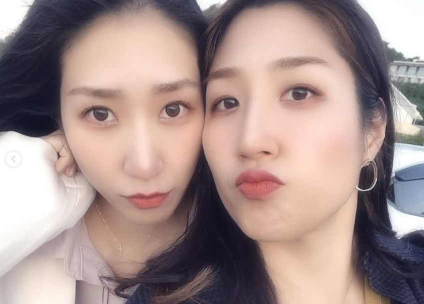 ▲ 미야자와 유키(오른쪽)는 지난 시즌 도중 몸과 마음 모두 평소와 다르단 느낌을 강하게 받았다 털어놨다. "미열이 계속되고 상상할 수 없을 만큼 피곤했다. 밥을 많이 먹어도 체중이 늘지 않고 몸에 힘이 들어가지 않는 날이 이어졌다"면서 "병원을 찾은 결과 바세도병이란 진단을 받았다"고 설명했다. ⓒ 미야자와 유키 SNS