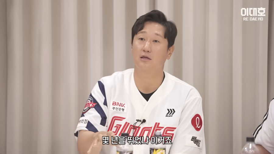 ▲ 유튜브 '이대호 [RE:DAEHO]'에서 이대호는 박용택 해설위원과 함께 롯데 자이언츠 부진을 진단했다. ⓒ유튜브 '이대호 [RE:DAEHO]' 캡처
