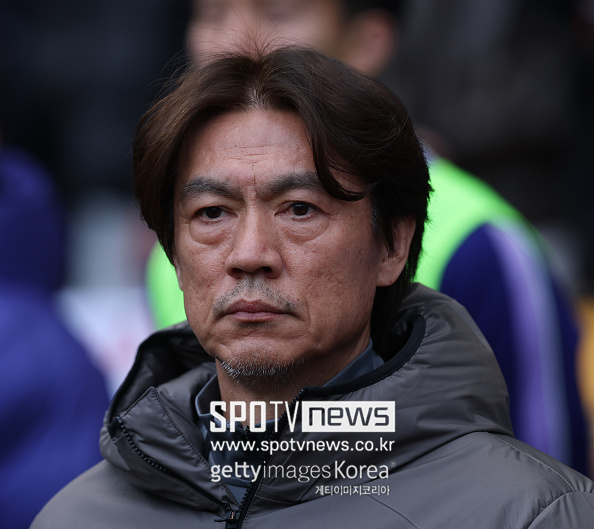 '활짝' 홍명보 감독 따뜻 발언..."우승컵을 들어본 게 최고지"